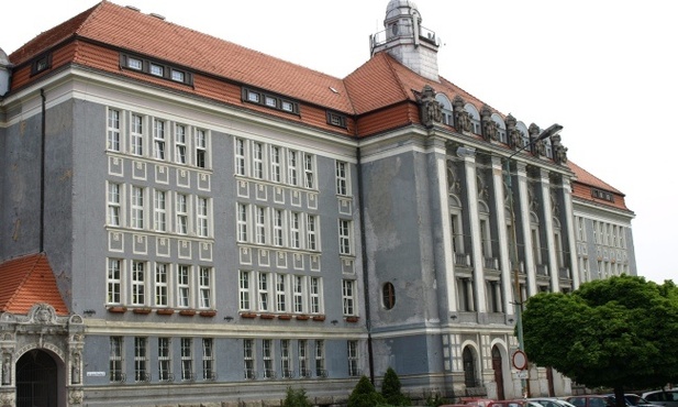 W budynku, który przez 48 lat był Domem Oficera, obecnie mieści się Legnickia Kuria Biskupia