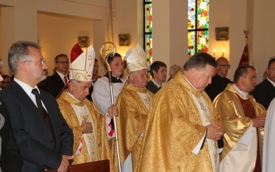 W dziękczynieniu uczestniczyli: abp Józef Kowalczyk i bp Tadeusz Rakoczy