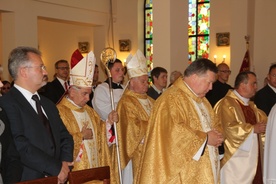 W dziękczynieniu uczestniczyli: abp Józef Kowalczyk i bp Tadeusz Rakoczy