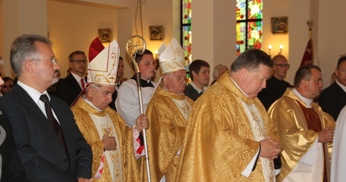 W dziękczynieniu uczestniczyli: abp Józef Kowalczyk i bp Tadeusz Rakoczy