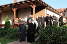 Uczestnicy spotkania w ogrodzie Domu Kapłana Seniora