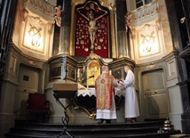 Bp Józef Zawitkowski odprawia Mszę św. w kaplicy Pana Jezusa Ukrzyżowanego
