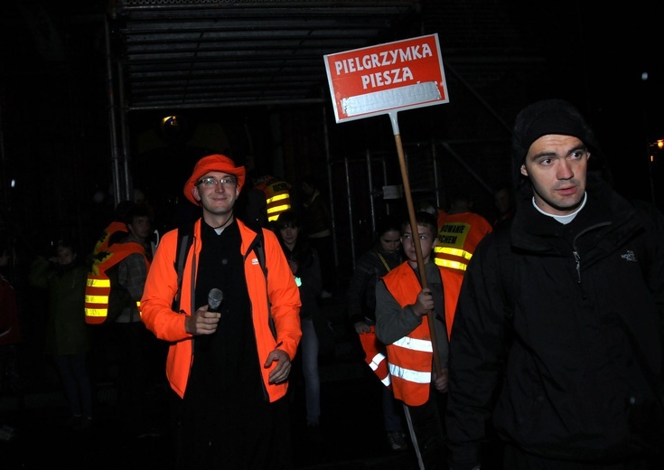 Nocna pielgrzymka młodzieży do Rud