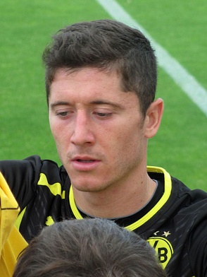 Lewy strzela, Borussia liderem 