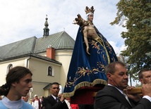 Hałcnowska Pieta w drodze na ołtarz polowy