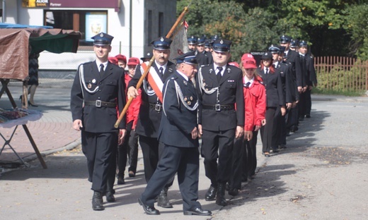 Strażacy w drodze do kościoła