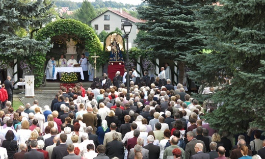 Wierni przed ołtarzem polowym