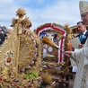 Bp Piotr Libera błogosławi dożynkowe wieńce. Towarzyszy mu Adam Struzik, marszałek województwa mazowieckiego