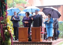 Prezydent RP Bronisław Komorowski z żoną Anną w Kaplicy Polowej AK w Spale
