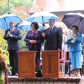 Prezydent RP Bronisław Komorowski z żoną Anną w Kaplicy Polowej AK w Spale