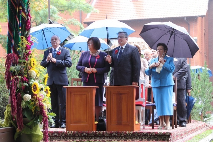 Prezydent RP Bronisław Komorowski z żoną Anną w Kaplicy Polowej AK w Spale