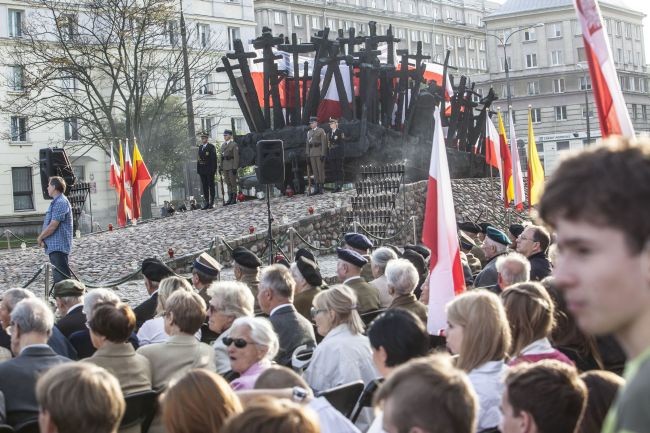 Pod pomnikiem przy ul. Muranowskiej