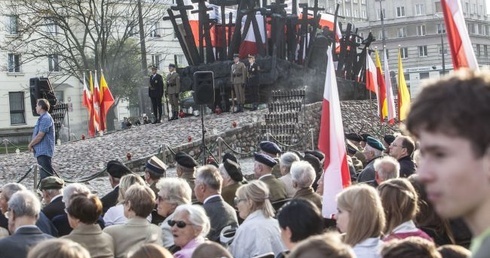 Pod pomnikiem przy ul. Muranowskiej