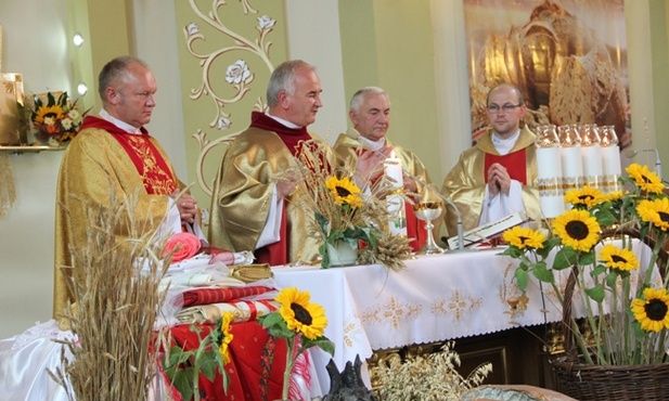 Uroczystości dożynkowe rozpoczęły się Mszą św. w kościele pw. Nawiedzenia NMP. Eucharystii przewodniczył ks. prał. Bogusław Bogaczewicz (drugi z lewej). Pierwszy z lewej proboszcz ks. Leszek Sokół