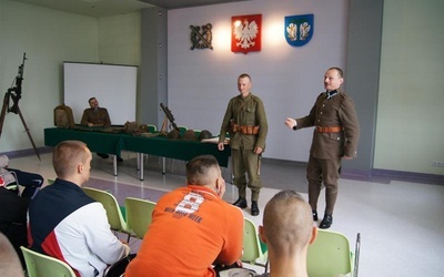 Członkowie Stowarzyszenia Historycznego im. 10. Pułku Piechoty opowiadają osadzonym o swojej pasji