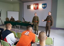 Członkowie Stowarzyszenia Historycznego im. 10. Pułku Piechoty opowiadają osadzonym o swojej pasji