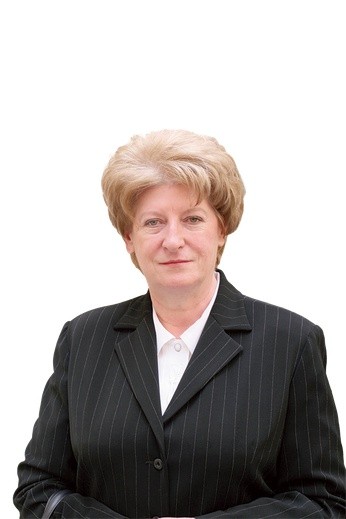 Hanna Suchocka w latach 2001–2013 była ambasadorem Rzeczypospolitej Polskiej przy Stolicy Apostolskiej, w latach 1992–1993 premierem Polski, w rządzie Jerzego Buzka pełniła funkcję ministra sprawiedliwości, była posłem na Sejm. Jest profesorem prawa.