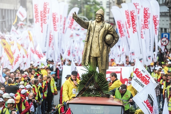 Pozłacany pomnik Donalda Tuska w peruwiańskiej czapce i z piłką pod pachą, odsłonięty w namiotowym miasteczku, otwierał sobotni pochód związkowców przez stolicę