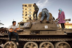 Takie „pamiątki” po arabskiej wiośnie do dziś można spotkać  na ulicach libijskich miast