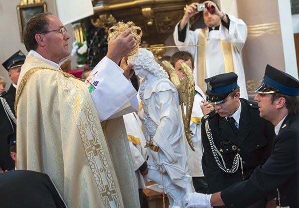 Proboszcz nakłada koronę na skronie figury z Gargano