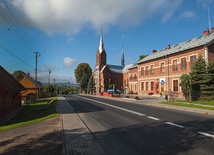 Miejsce Piastowe.  Ta sama plebania z rdzawej cegły, ten sam strzelający w niebo kościół, z którego wieży widać jak na dłoni masyw Cergowej. Ta sama ruchliwa droga na Duklę. Jako kilkuletni brzdąc często tu bywałem    