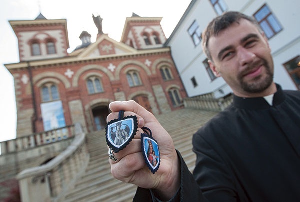  Brat Andrzej zjechał z figurą już ponad 8 tys. kilometrów. A miało to być jedynie lokalne anielskie tournée po michalickich parafiach. – Od początku peregrynacji szkaplerz św. Michała Archanioła założyło już 40 tys. Polaków – opowiada michalita. W tle sanktuarium w Miejscu Piastowym 