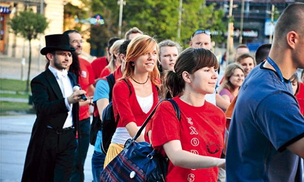  Uroczysty polonez rozpoczął nabór wolontariuszy Poniżej: 68 proc. wolontariuszy twierdzi, że udział w projekcie to jedno z najważniejszych wydarzeń w ich życiu