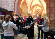  Zespół z parafii Podwyższenia Krzyża Świętego w Gliwicach w sanktuarium w Rudach