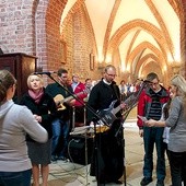  Zespół z parafii Podwyższenia Krzyża Świętego w Gliwicach w sanktuarium w Rudach