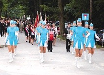  Pochód pracowników i gości poprowadziły mażoretki