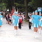  Pochód pracowników i gości poprowadziły mażoretki