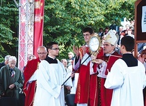 Na zakończenie Eucharystii biskup udzielił błogosławieństwa relikwiami