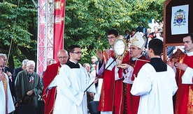 Na zakończenie Eucharystii biskup udzielił błogosławieństwa relikwiami