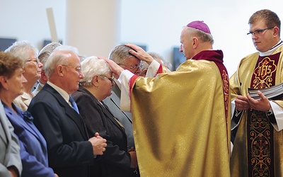 Bp Paweł udzielił błogosławieństwa każdemu z małżeństw