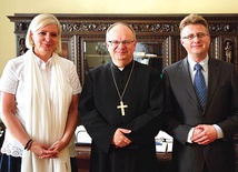 Autorzy książki Iwona Schymalla i Maciej Zdziarski z biskupem opolskim Andrzejem Czają