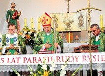  Mszę św. celebrowali bp Andrzej Jeż, ks. dziekan Władysław Pasiut i ks. prał. Kazimierz Markowicz