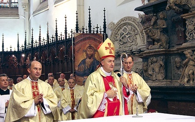 Msza św. W środku bp Andrzej Jeż, po prawej ks. Marek Gancarczyk, po lewej ks. Zbigniew Wielgosz 