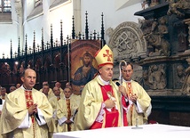 Msza św. W środku bp Andrzej Jeż, po prawej ks. Marek Gancarczyk, po lewej ks. Zbigniew Wielgosz 