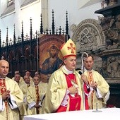 Msza św. W środku bp Andrzej Jeż, po prawej ks. Marek Gancarczyk, po lewej ks. Zbigniew Wielgosz 