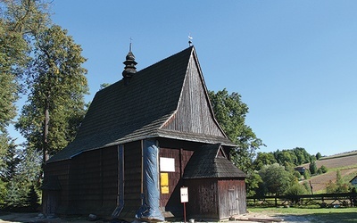 Kościół jest jednym z ciekawszych przykładów gotyckiej architektury drewnianej  na tych ziemiach