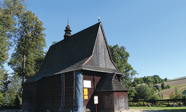 Kościół jest jednym z ciekawszych przykładów gotyckiej architektury drewnianej  na tych ziemiach