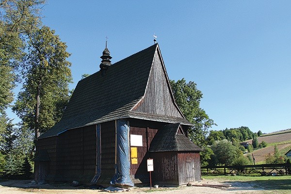 Kościół jest jednym z ciekawszych przykładów gotyckiej architektury drewnianej  na tych ziemiach