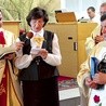  Nadzieja Jaworska przekazuje relikwie gwardianowi i proboszczowi  o. Zdzisławowi Tamiole OFMConv 
