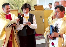  Nadzieja Jaworska przekazuje relikwie gwardianowi i proboszczowi  o. Zdzisławowi Tamiole OFMConv 