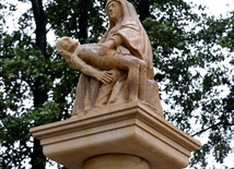 Kamienna rzeźba  MB Bolesnej pochodzi z 1828 r.