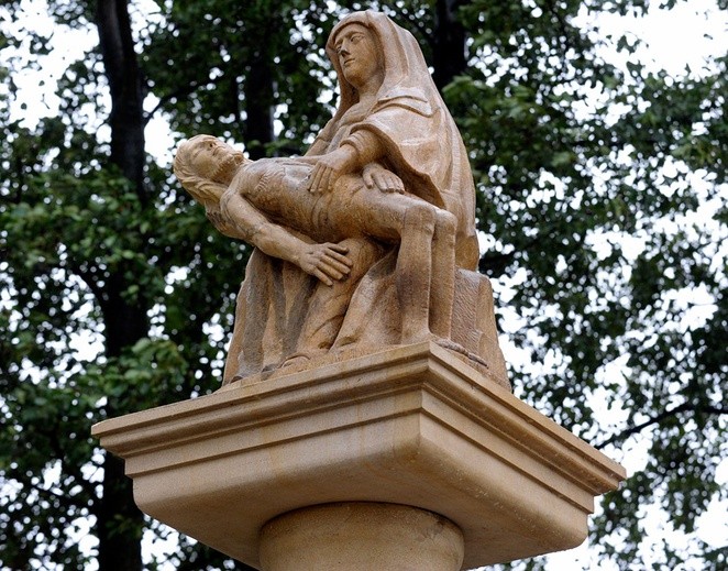 Kamienna rzeźba  MB Bolesnej pochodzi z 1828 r.