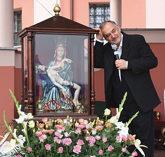 Ojcom w trakcie konferencji towarzyszyła skrzatuska Pieta. Zarówno o. Enrique, jak  i o. Antonello dużo mówili o miłości Maryi do każdego z ludzi