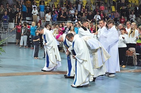 Koszalin, 12 września. – Rozpoczynamy Eucharystię. Ten moment jest najważniejszy, jest szczytem naszego świętowania – przypomniał zgromadzonym bp Paweł Cieślik