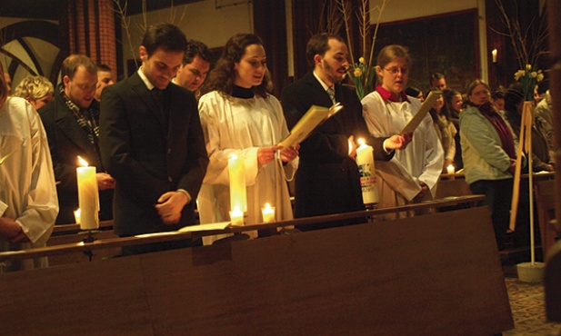 Alyana Abitova (z lewej) i Sandra Müller przyjęły chrzest podczas liturgii Wigilii Paschalnej  w tym roku 