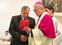 Wyróżnienie wręczył Antoniemu Rduchowi abp Wiktor Skworc